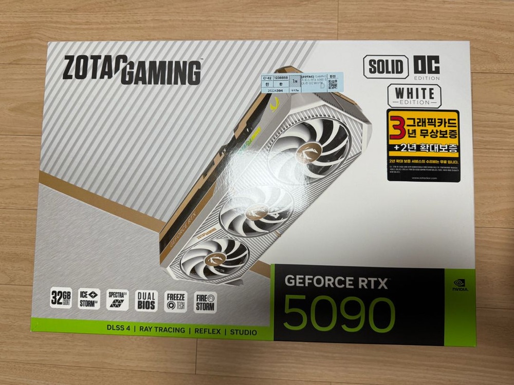 조텍 RTX 5090 SOLID OC White 이미지