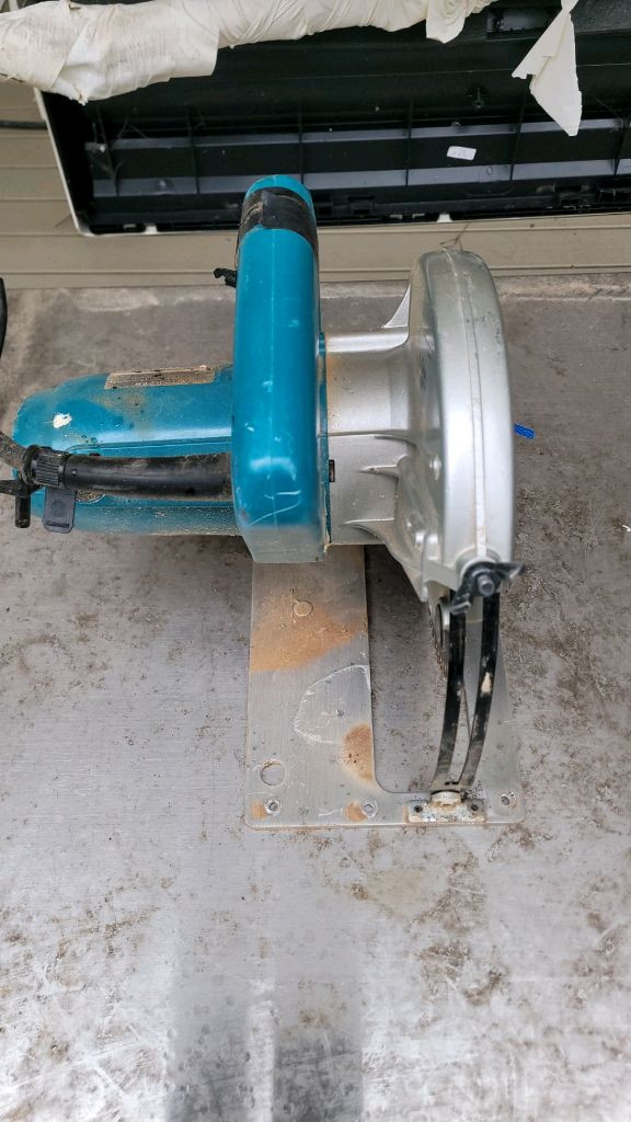 마끼다 전기톱.목재용절단기 이미지