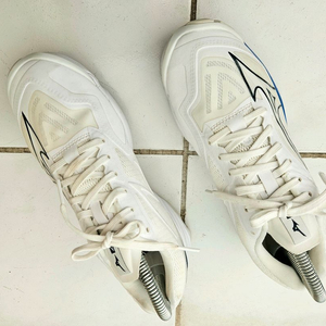 미즈노 인도어화(배드민턴.배구. 탁구) 이미지