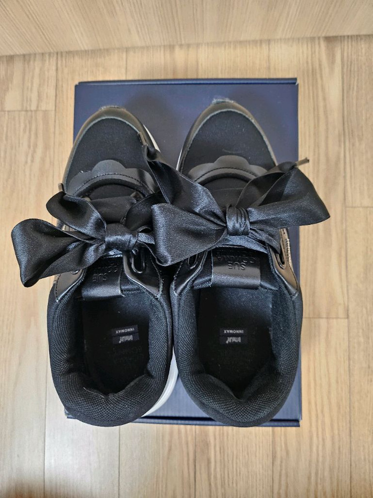 슈콤마보니 블랙 리본 운동화 235 이미지