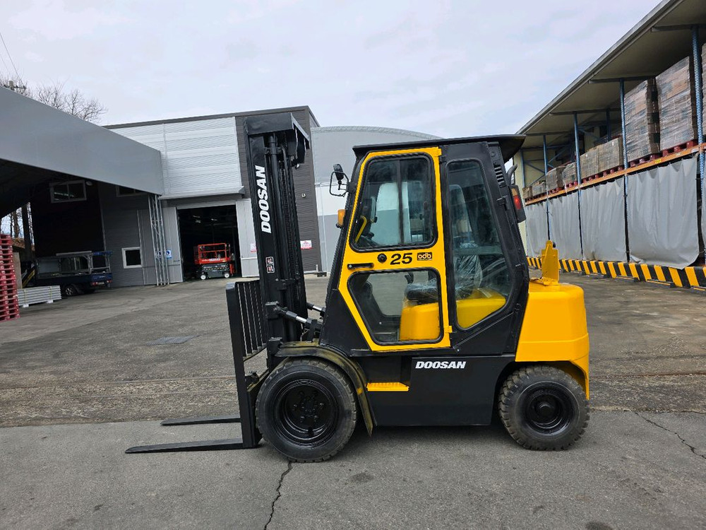 두산 2.5톤 디젤지게차 팔아요. (3단마스트 더블타이어 캐빈) 이미지