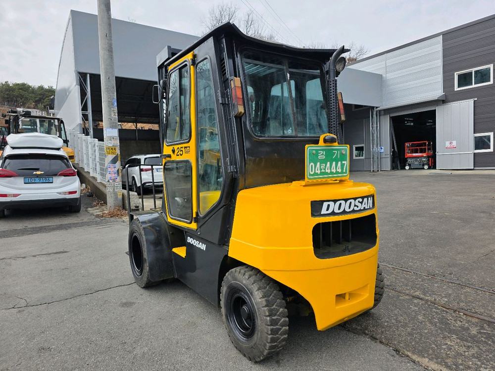 두산 2.5톤 디젤지게차 팔아요. (3단마스트 더블타이어 캐빈) 이미지