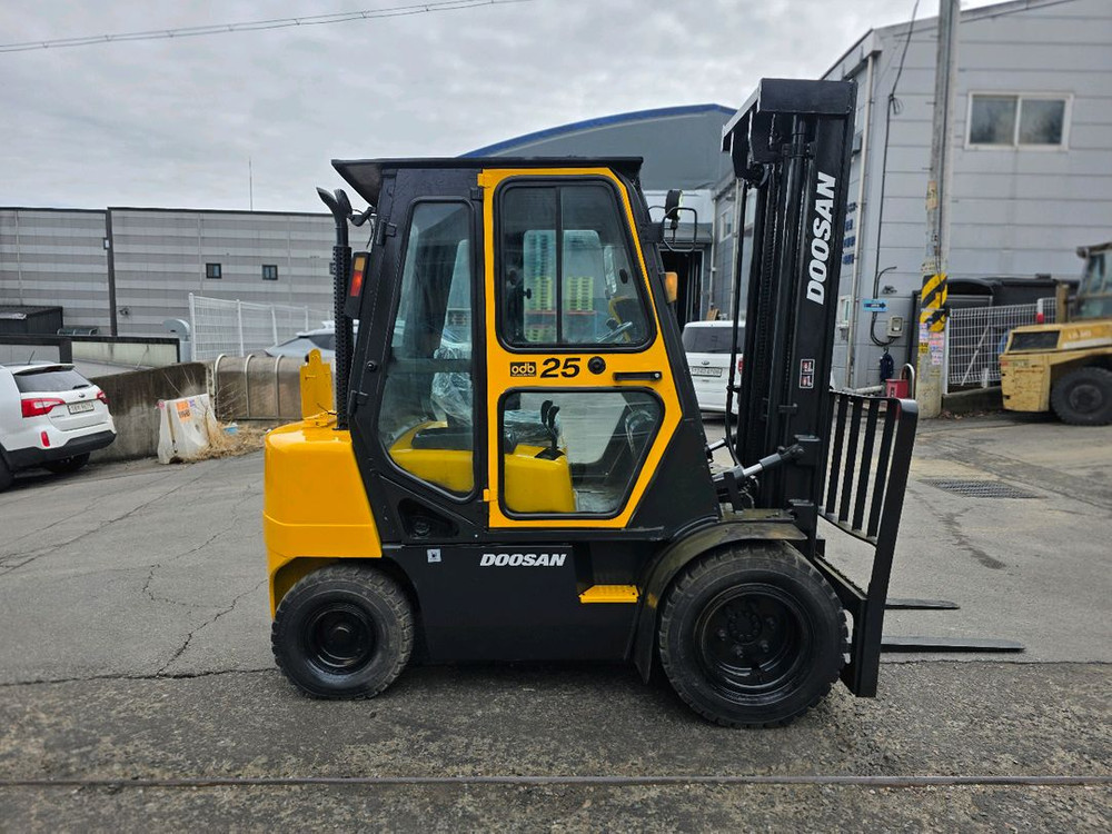 두산 2.5톤 디젤지게차 팔아요. (3단마스트 더블타이어 캐빈) 이미지