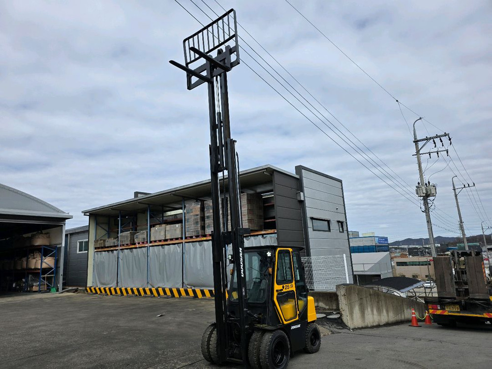 두산 2.5톤 디젤지게차 팔아요. (3단마스트 더블타이어 캐빈) 이미지