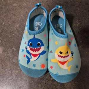 아기상어 아쿠아슈즈 이미지