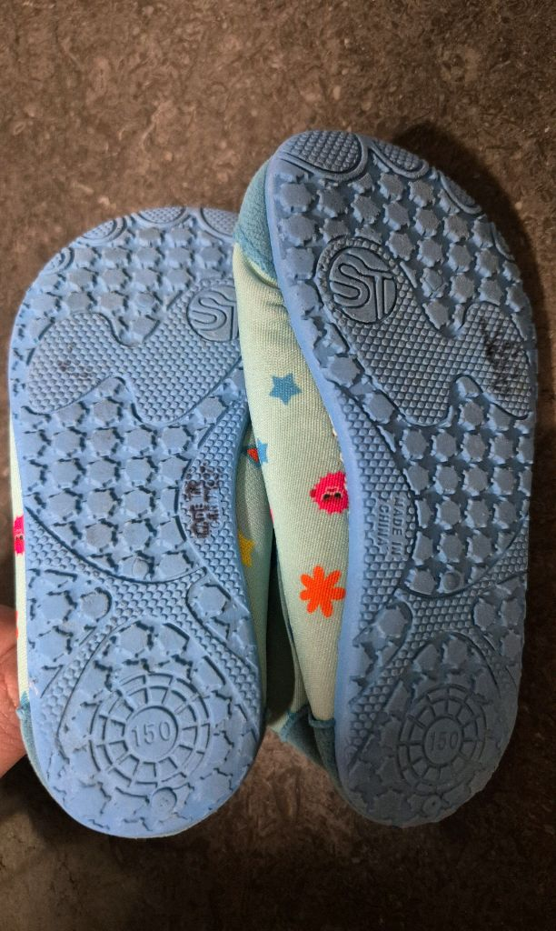 아기상어 아쿠아슈즈 이미지