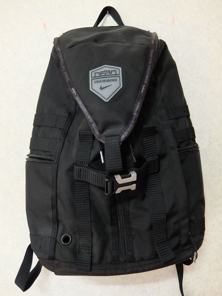 나이키 레브론 제임스 스트라이프 포 그레이티스 백팩 이미지