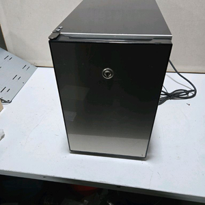 Vitrifrigo FG10L WMFE 모델의 미니 냉장고 이미지