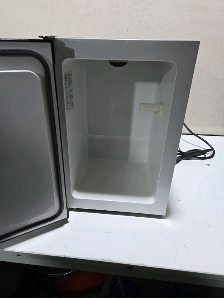 Vitrifrigo FG10L WMFE 모델의 미니 냉장고 이미지