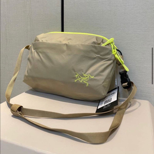 아크테릭스 헬리아드6 크로스바디백 이미지