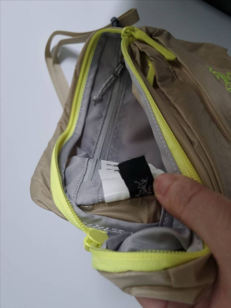 아크테릭스 헬리아드6 크로스바디백 이미지