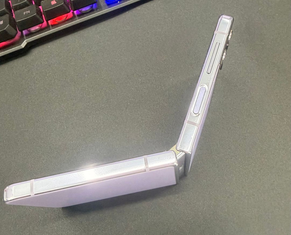 갤럭시 Z플립4 256GB 퍼플 [A등급] 미세 약점멍 이미지