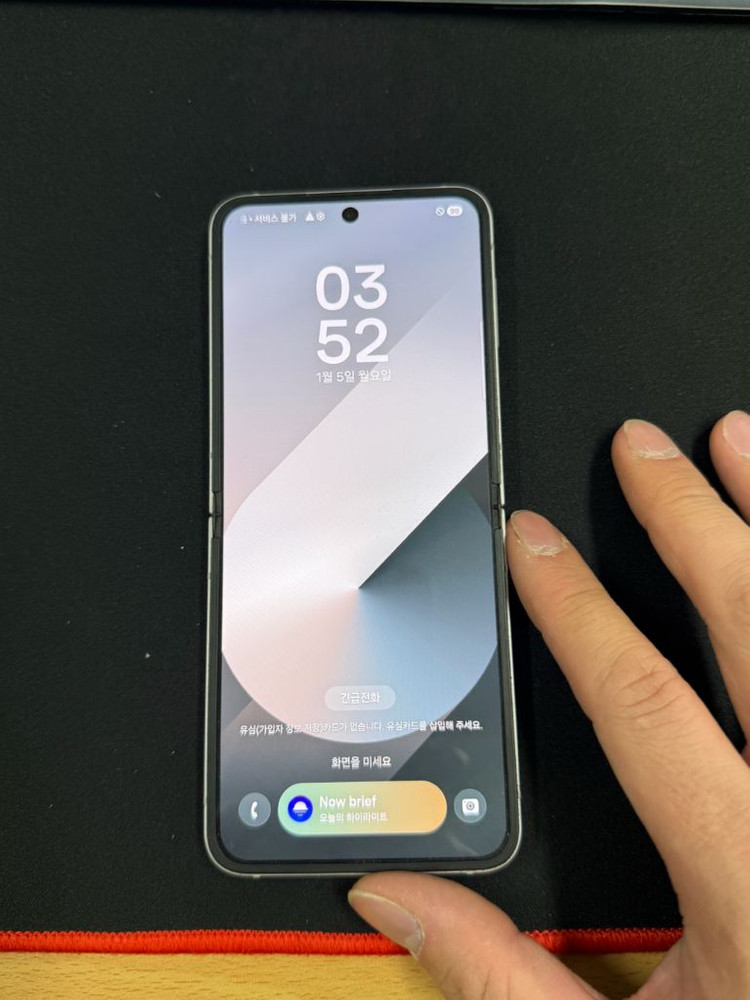 갤럭시Z플립6 실버쉐도우 256GB 상태A급 17995 이미지