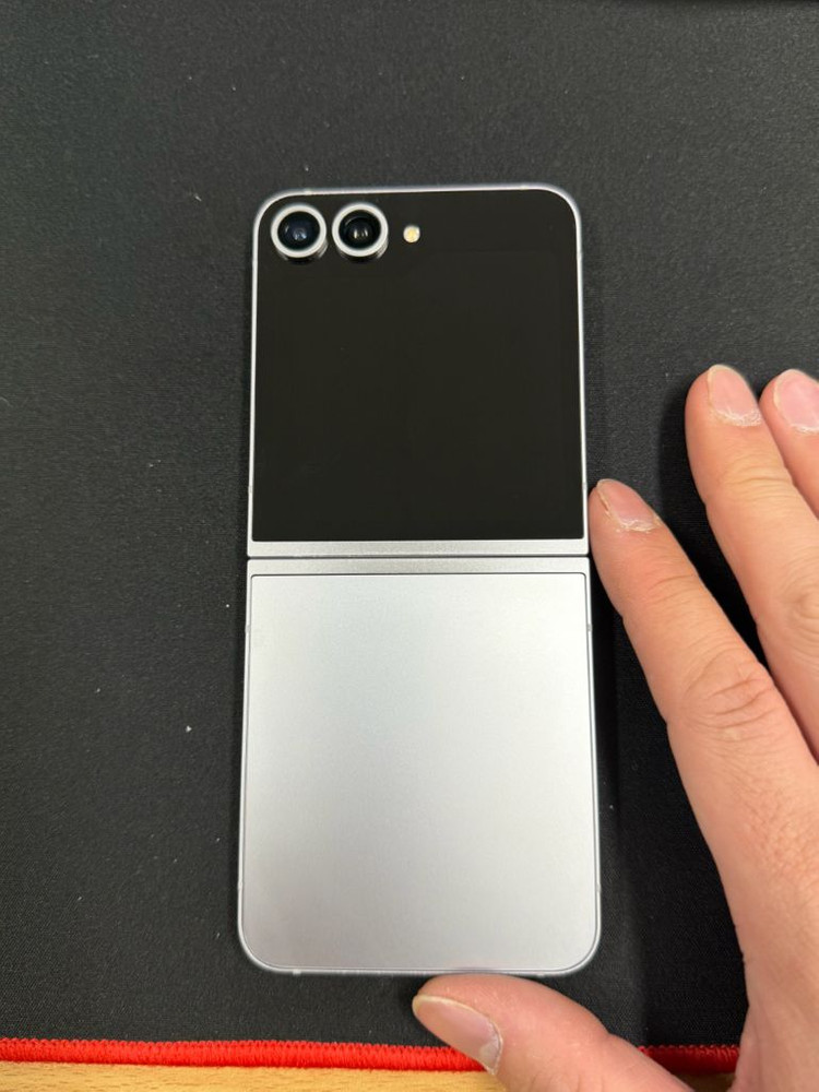 갤럭시Z플립6 실버쉐도우 256GB 상태A급 17995 이미지