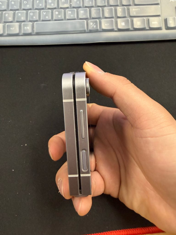 갤럭시Z플립6 실버쉐도우 256GB 상태A급 17995 이미지