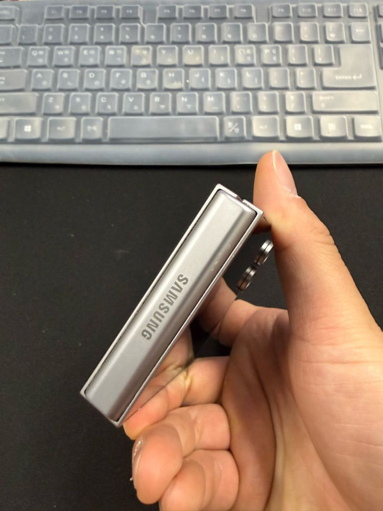 갤럭시Z플립6 실버쉐도우 256GB 상태A급 17995 이미지