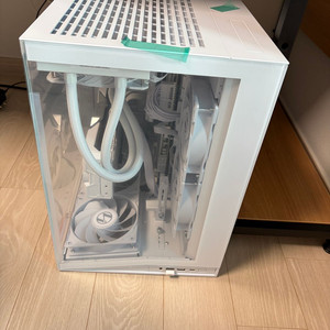 현존 게이밍 1위 9800X3D / RX 9070 XT 리안리 화이트 시스템 팝니다. 이미지