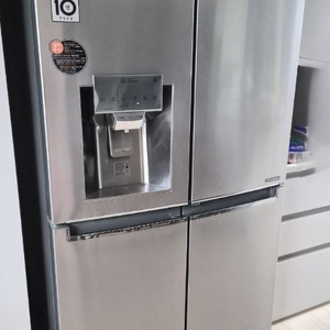 LG 디오스 얼음정수기 냉장고 프리미엄 라인 4도어 824L 냉장고예요. 이미지