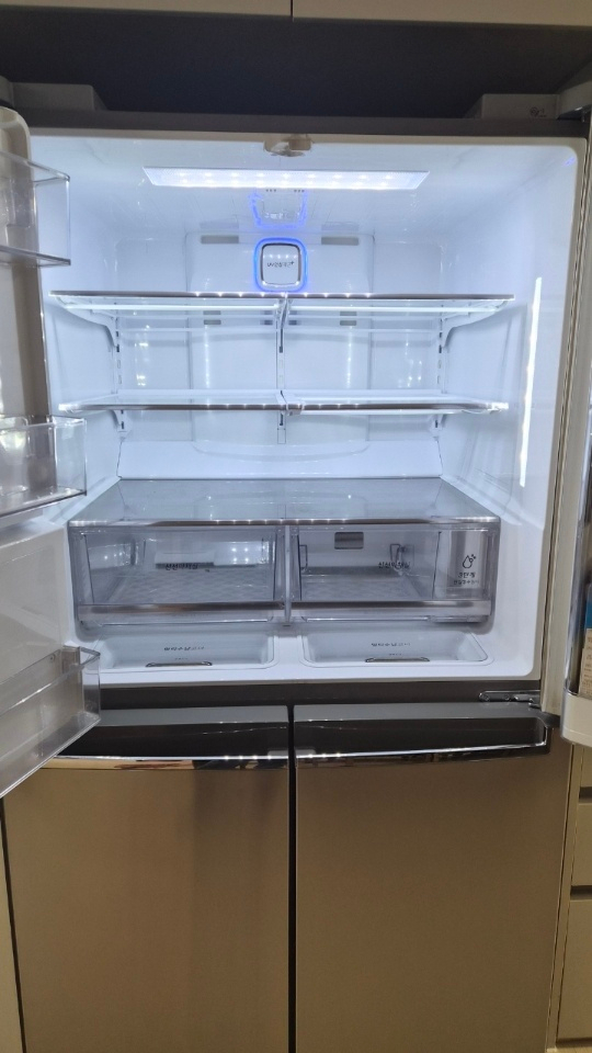 LG 디오스 얼음정수기 냉장고 프리미엄 라인 4도어 824L 냉장고예요. 이미지