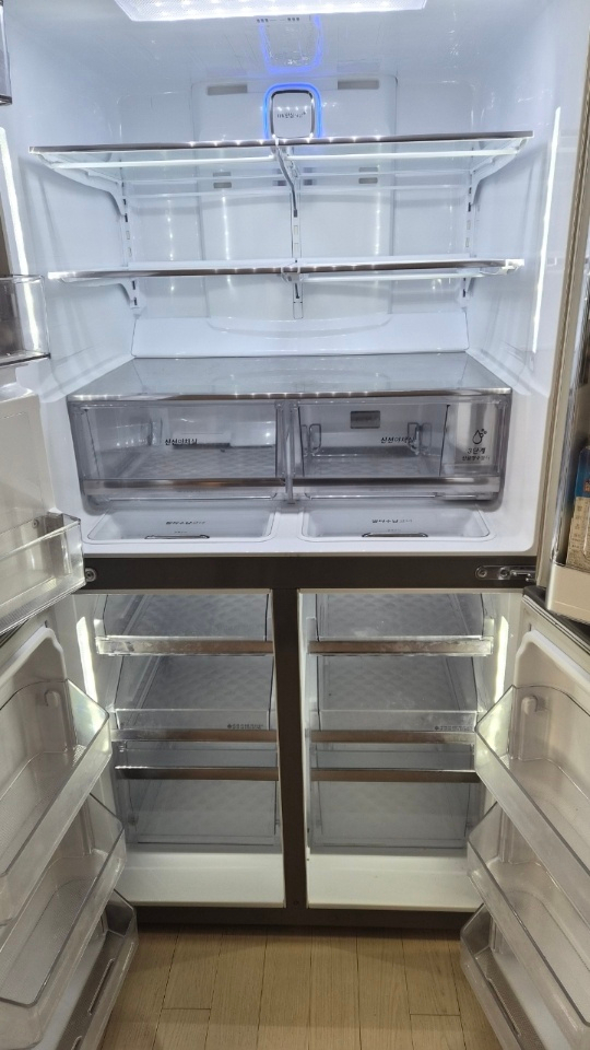 LG 디오스 얼음정수기 냉장고 프리미엄 라인 4도어 824L 냉장고예요. 이미지