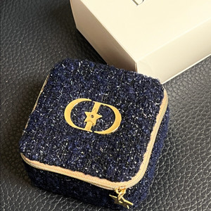 디올 뷰티 보석함 파우치 이미지