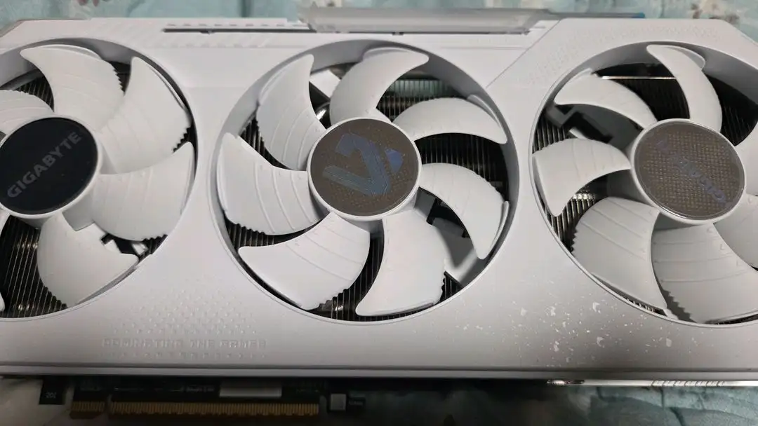 기가바이트 rx9070xt gaming oc ㅎ하이트 이미지