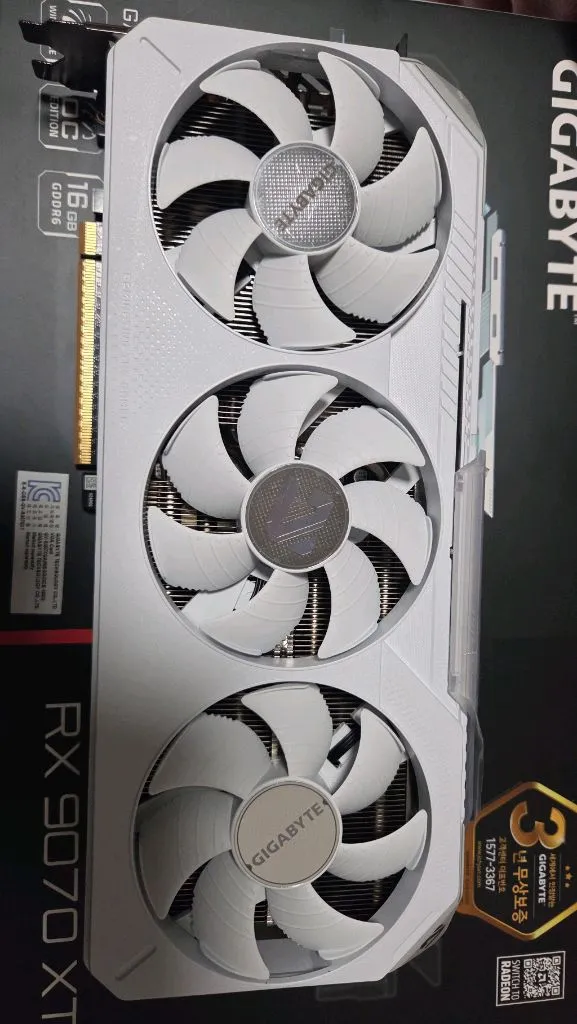 기가바이트 rx9070xt gaming oc ㅎ하이트 이미지