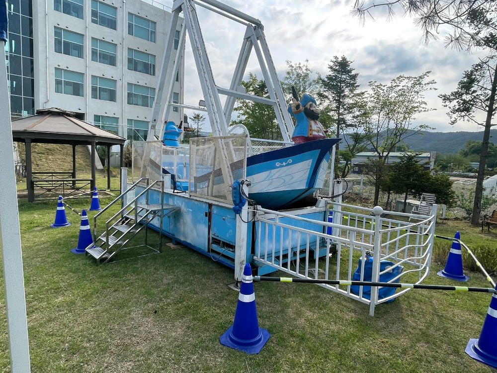 운동장이 놀이터로 변해요! 초등학교에 어울리는 바이킹·트램폴린 대여 및 중고판매 이미지