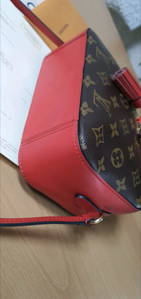 루이비통 생통주 크로스백/카메라백 새상품급 정품(영수증O)구찌프라다디올고야드샤넬셀린느보테가생로랑발렌시아가버버리가방 이미지