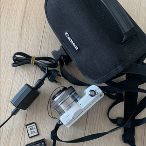 소니 A5000 미러리스 카메라 팝니다.