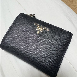 프라다 사피아노 레더 카드지갑 이미지