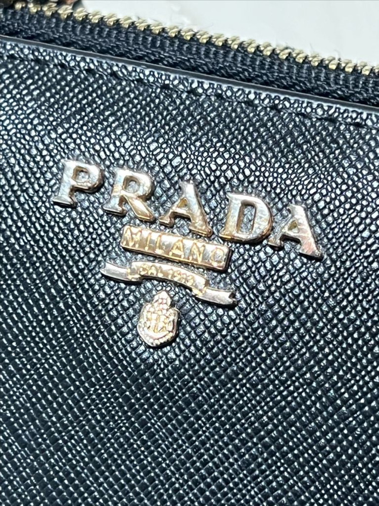 프라다 사피아노 레더 카드지갑 이미지