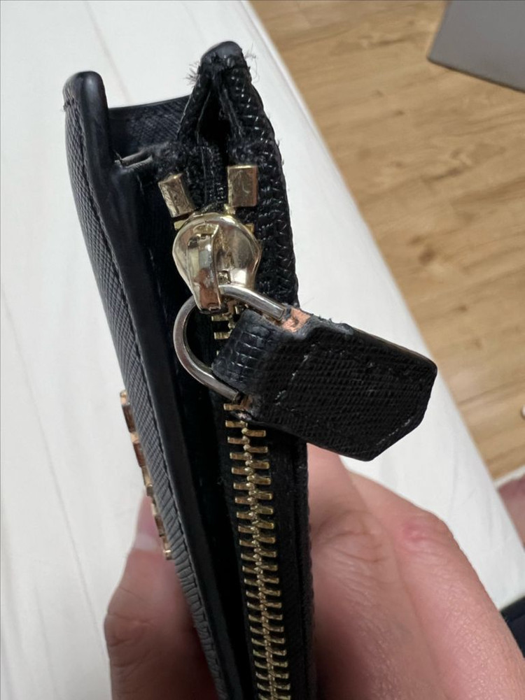 프라다 사피아노 레더 카드지갑 이미지