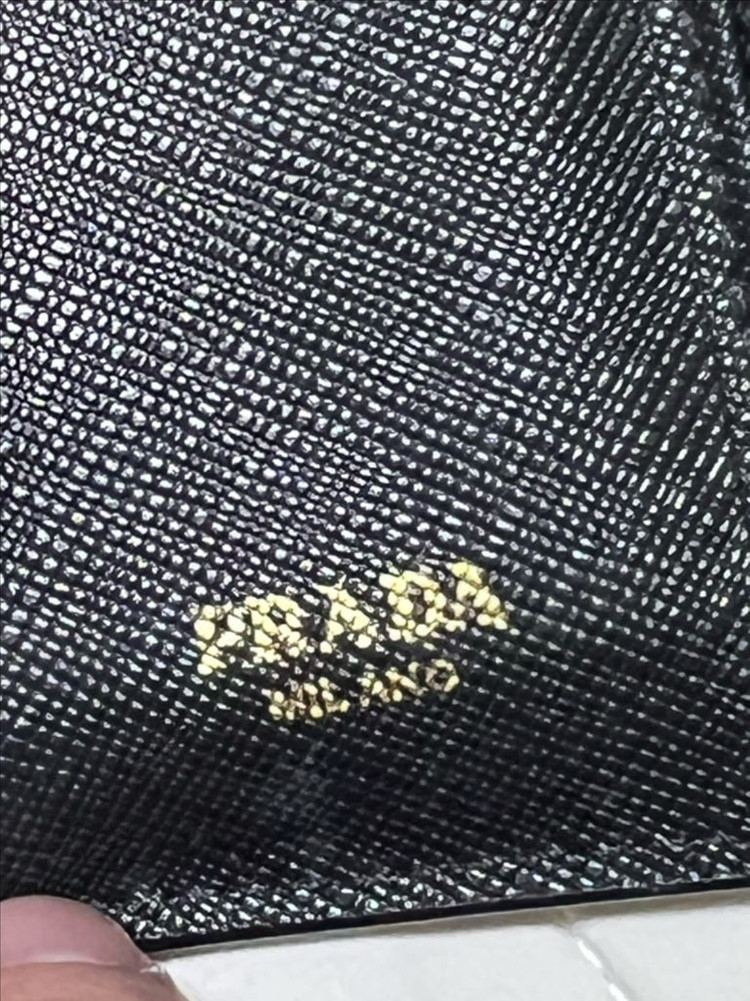 프라다 사피아노 레더 카드지갑 이미지