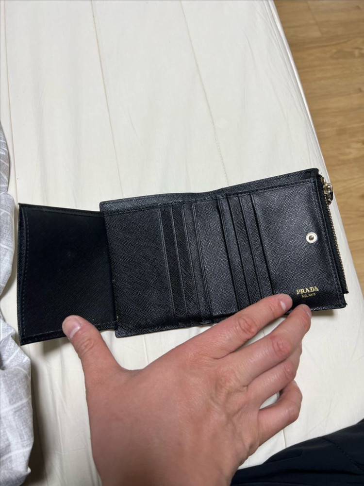 프라다 사피아노 레더 카드지갑 이미지