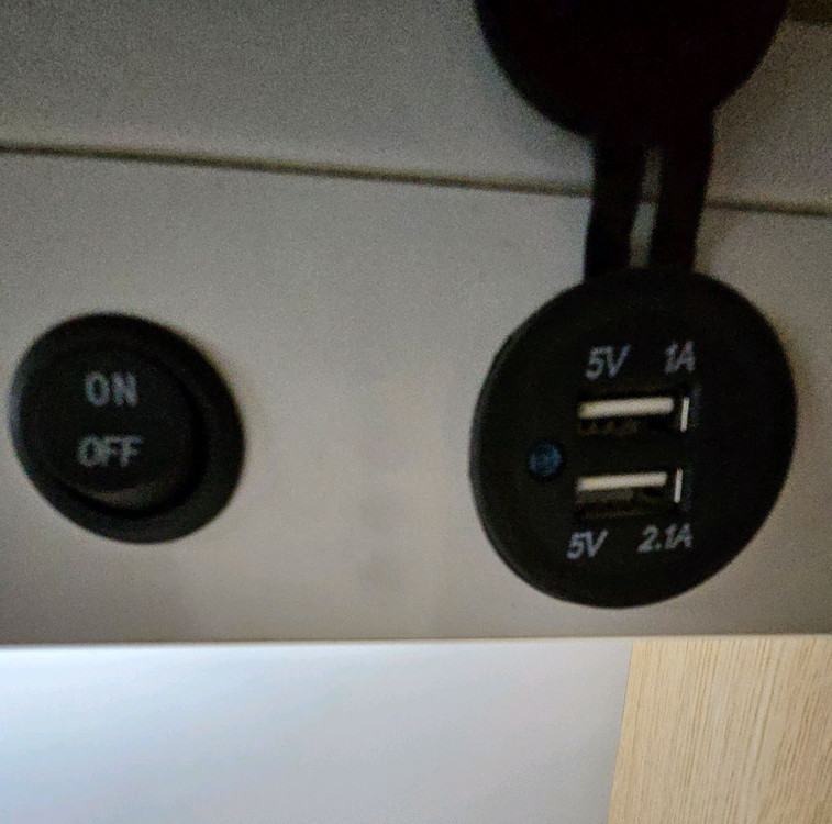 2단 조명 책상 usb포트 우드톤_컴퓨터용사무용아이학생데스크테이블판매중고가구서울서재독서실사무실공부방스터디급처이사처분 이미지