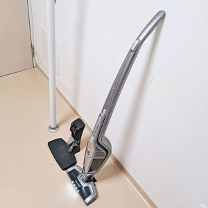 정상작동 일렉트로룩스 무선청소기 배터리35분 실버색 2in1 스틱+핸디형 이미지