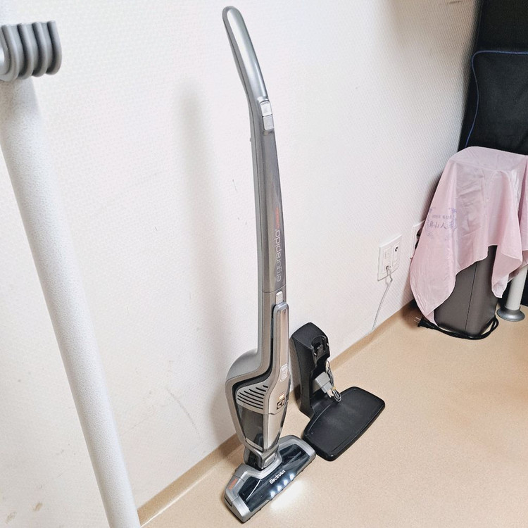 정상작동 일렉트로룩스 무선청소기 배터리35분 실버색 2in1 스틱+핸디형 이미지