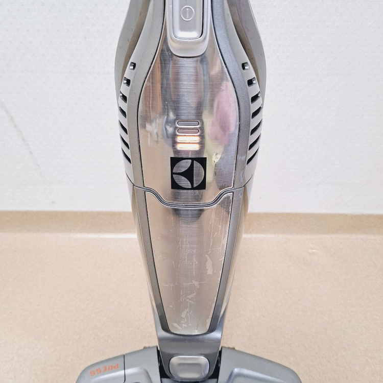 정상작동 일렉트로룩스 무선청소기 배터리35분 실버색 2in1 스틱+핸디형 이미지