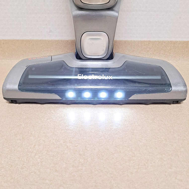 정상작동 일렉트로룩스 무선청소기 배터리35분 실버색 2in1 스틱+핸디형 이미지