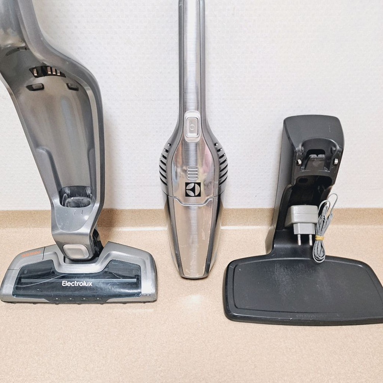 정상작동 일렉트로룩스 무선청소기 배터리35분 실버색 2in1 스틱+핸디형 이미지