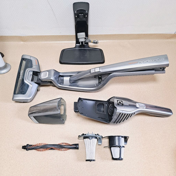 정상작동 일렉트로룩스 무선청소기 배터리35분 실버색 2in1 스틱+핸디형 이미지