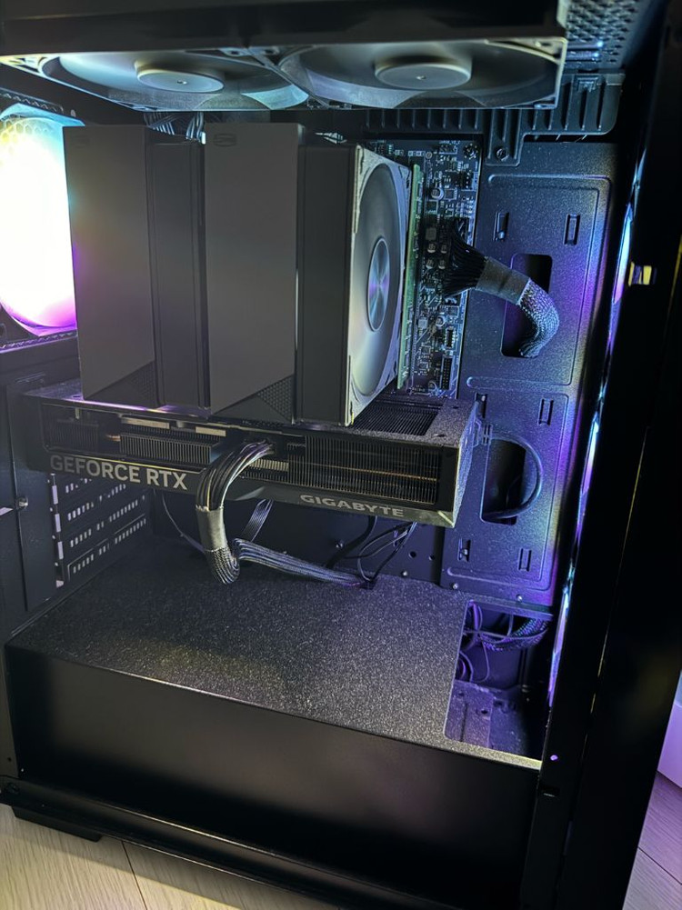 인텔 i7-14700F CPU와 RTX 4070 SUPER 이미지