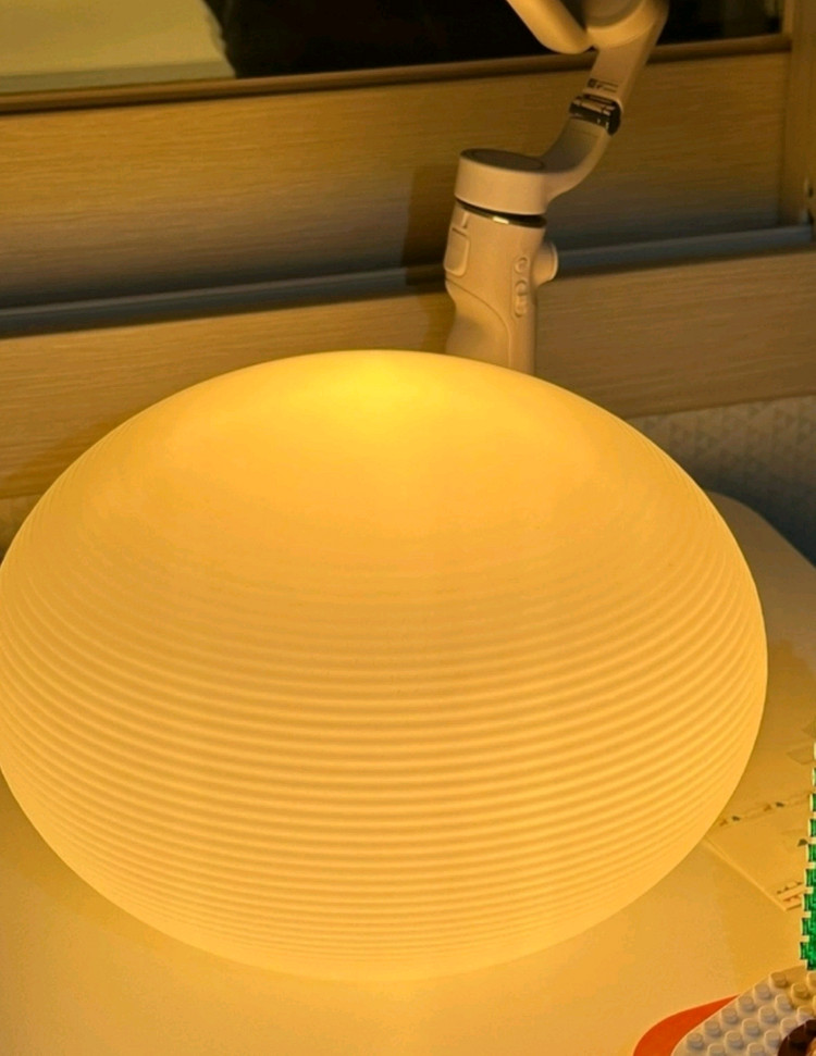 필립스 휴 플로리쉬 테이블 스탠드 조명 이미지