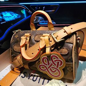 루이비통 니고x퍼렐 한정판 키폴25 토트 크로스백 이미지