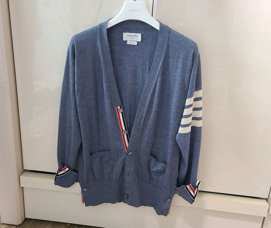 톰브라운 울 가디건 명품 가디건맨투맨패딩자켓구찌루이비통프라다디올셀린느에르메스로로피아나크로스백바이커백 이미지