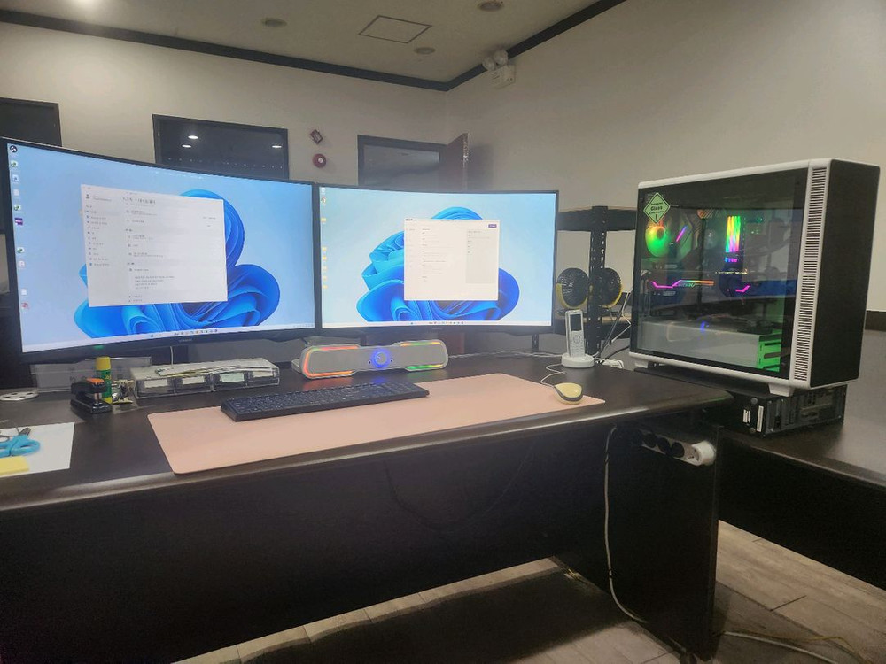 5900X + 3080Ti 슈프림 + 삼성램64G + NZXT수냉 + 삼성 32 듀얼 모니터 이미지