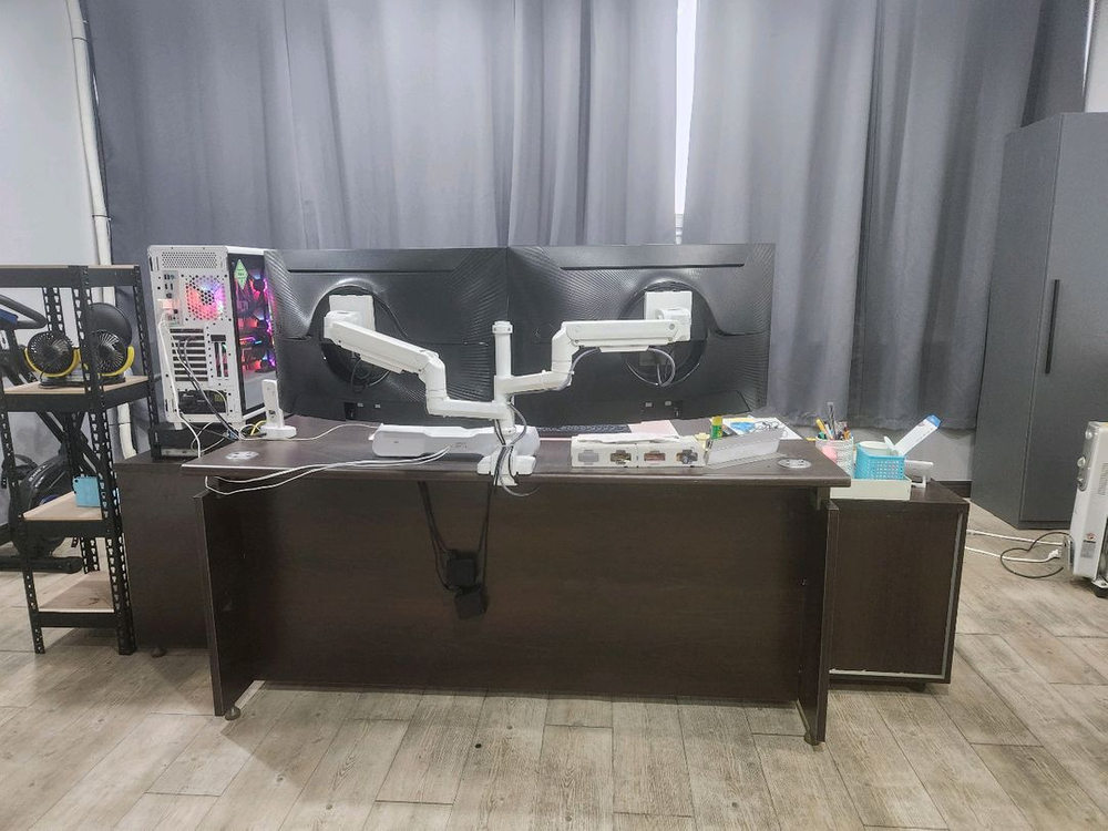 5900X + 3080Ti 슈프림 + 삼성램64G + NZXT수냉 + 삼성 32 듀얼 모니터 이미지