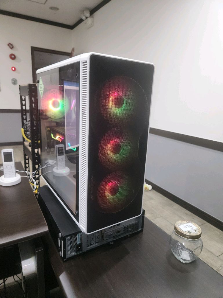5900X + 3080Ti 슈프림 + 삼성램64G + NZXT수냉 + 삼성 32 듀얼 모니터 이미지