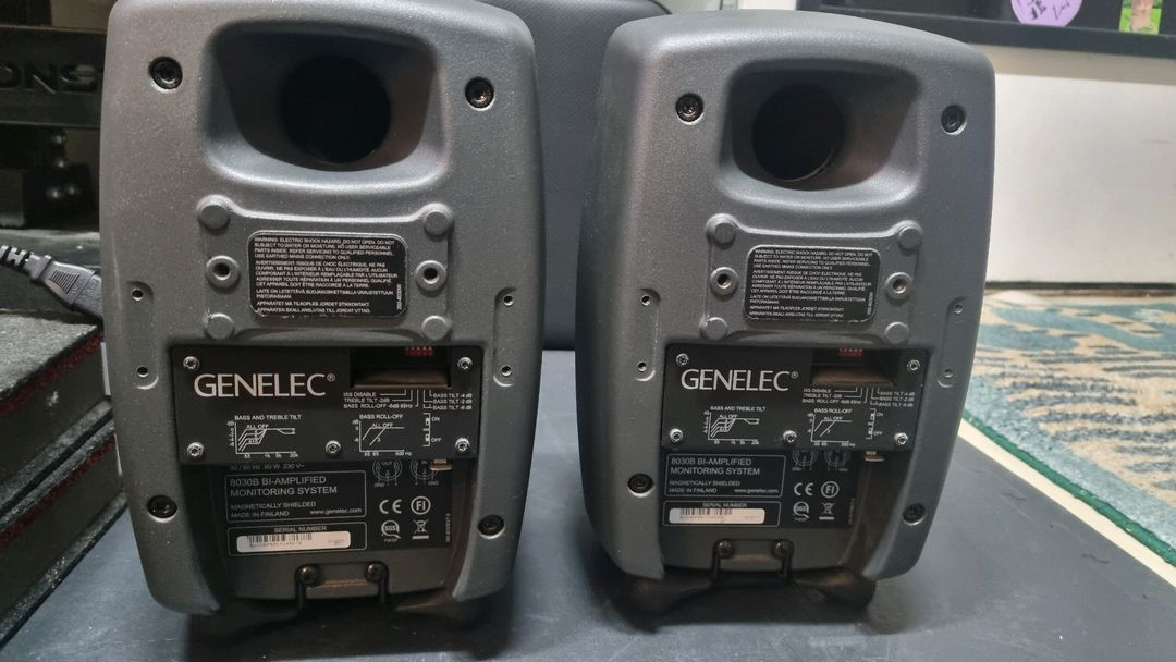 제네렉 8030B+소리지오 방진패드 이미지